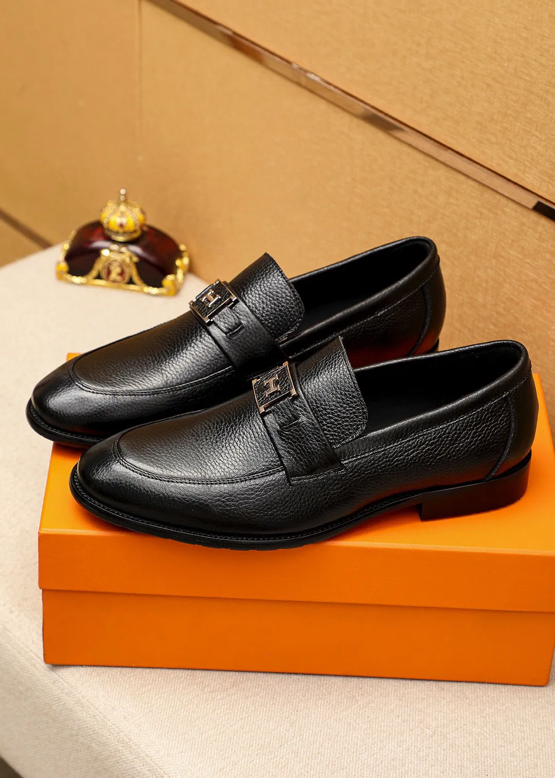 Men's shoes 💰442 💐 Product trademark: HERMES "Hermès" casual leather shoes Regular size: 38-44 (45🉑️customized) Product materials: Selected imported first-layer pebbled calfskin upper + luxury hardware buckle, imported water-dyed 🐂 cowhide lining. Strong three-dimensional visual effect, combined outsole Color: 2⃣️colors available